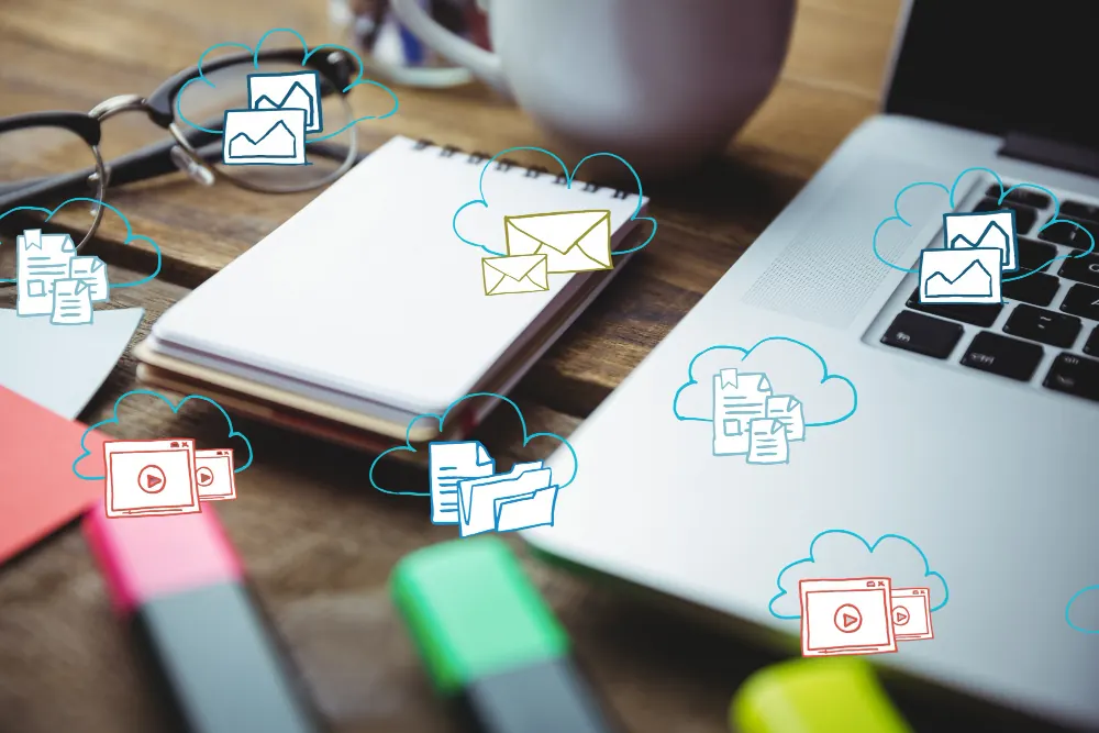 Laptop en notitieboek op een bureau, voor hulp bij problemen met WordPress