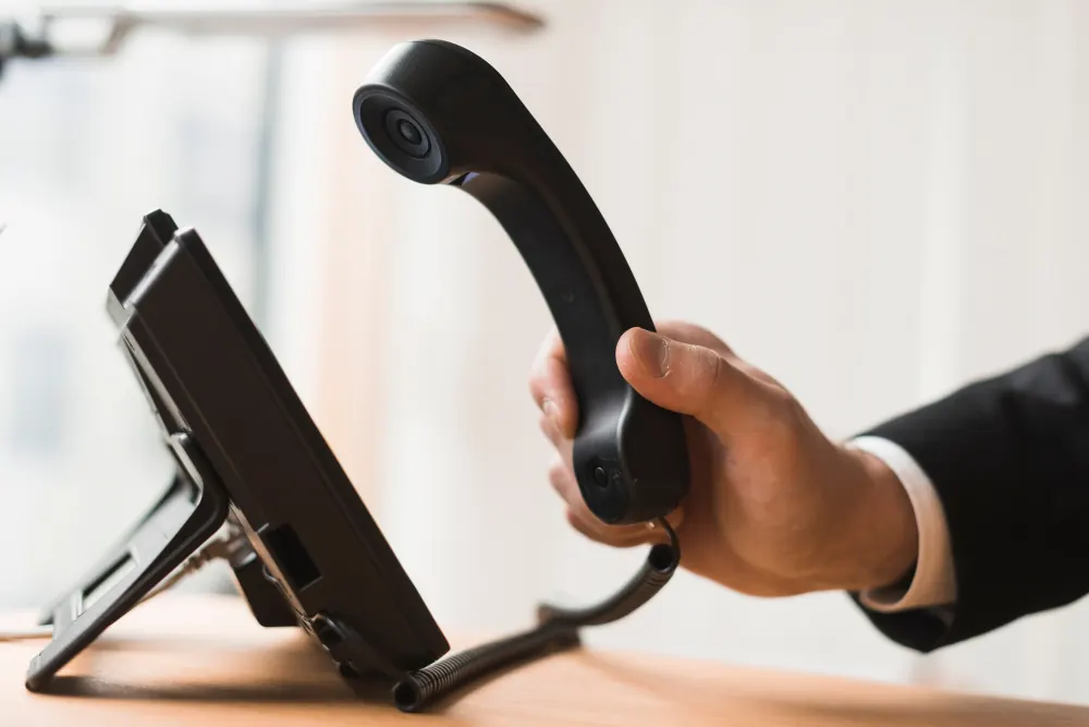 VoIP telefonie op kantoor: zakelijke VoIP-telefoon op een bureau