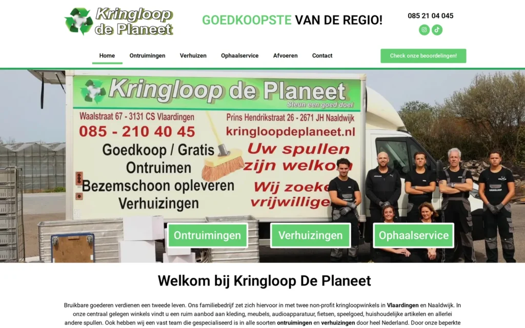 Homepage van de website van Kringloop De Planeet met het team voor de bus en knoppen naar ontruimingen, verhuizingen en ophaalservice